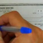 Ch&egrave;que bancaire en cours de remplissage avec le montant en chiffres, le b&eacute;n&eacute;ficiaire et la signature