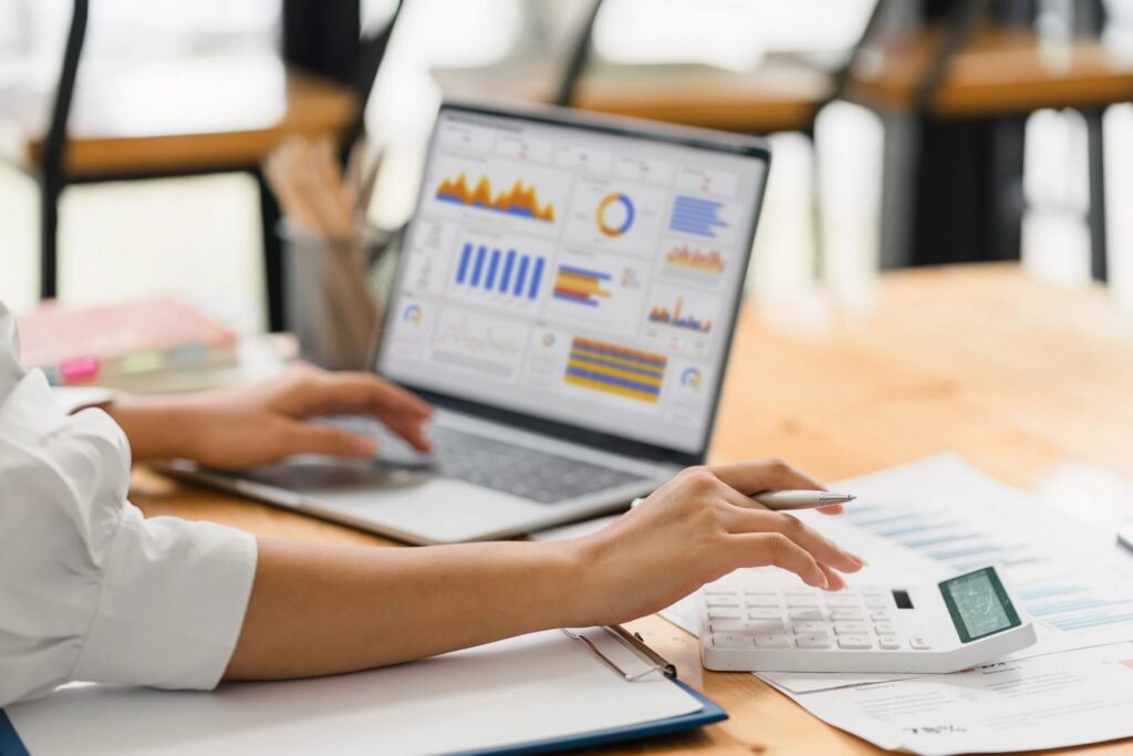 Tableau de bord financier présentant le calcul du chiffre d'affaires opérationnel d'une entreprise