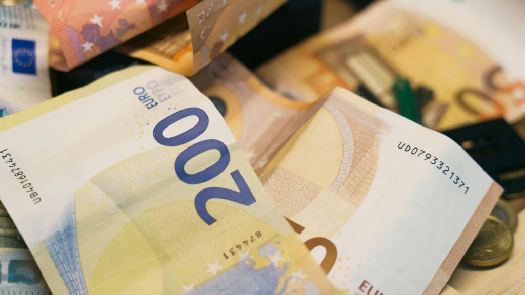 Liasse de billets en euros pos&eacute;e sur une table, symbole de l'argent liquide