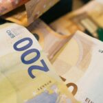 Liasse de billets en euros posée sur une table, symbole de l'argent liquide