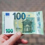 Fiche de paie montrant la conversion d'un salaire de 1830 euros brut en net