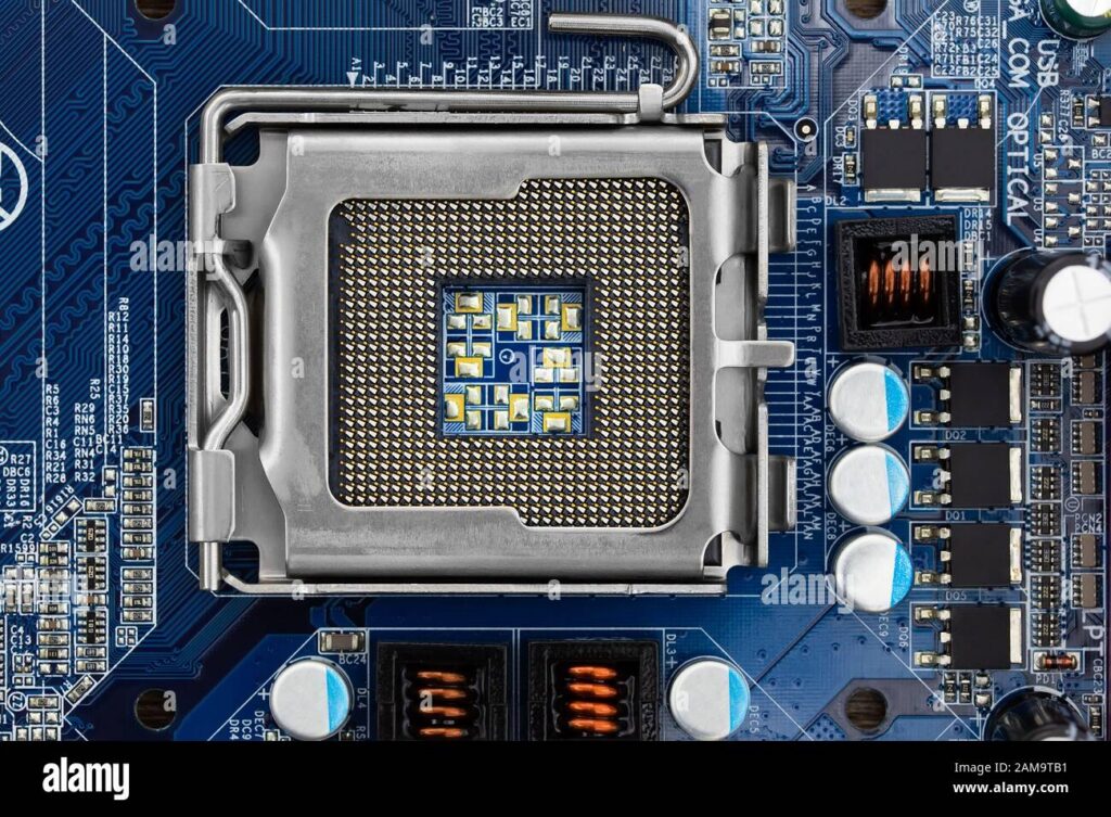 Processeur CPU posé sur un socket de carte mère, vue rapprochée des broches